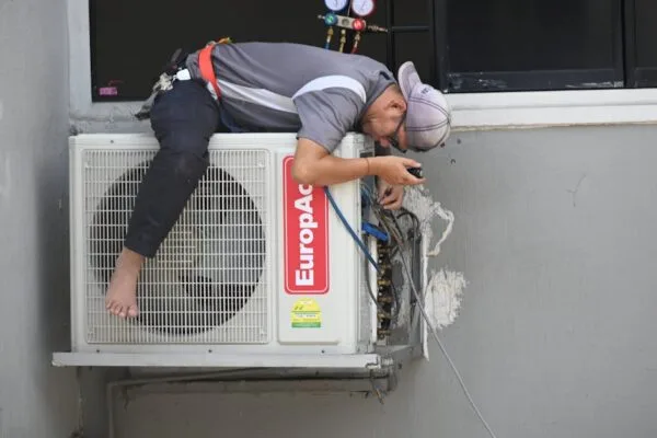 assurez le bon fonctionnement de votre système de climatisation avec notre service de maintenance professionnel. profitez d'un air frais et pur tout au long de l'année grâce à nos experts qui garantissent un entretien optimal de votre climatisation.